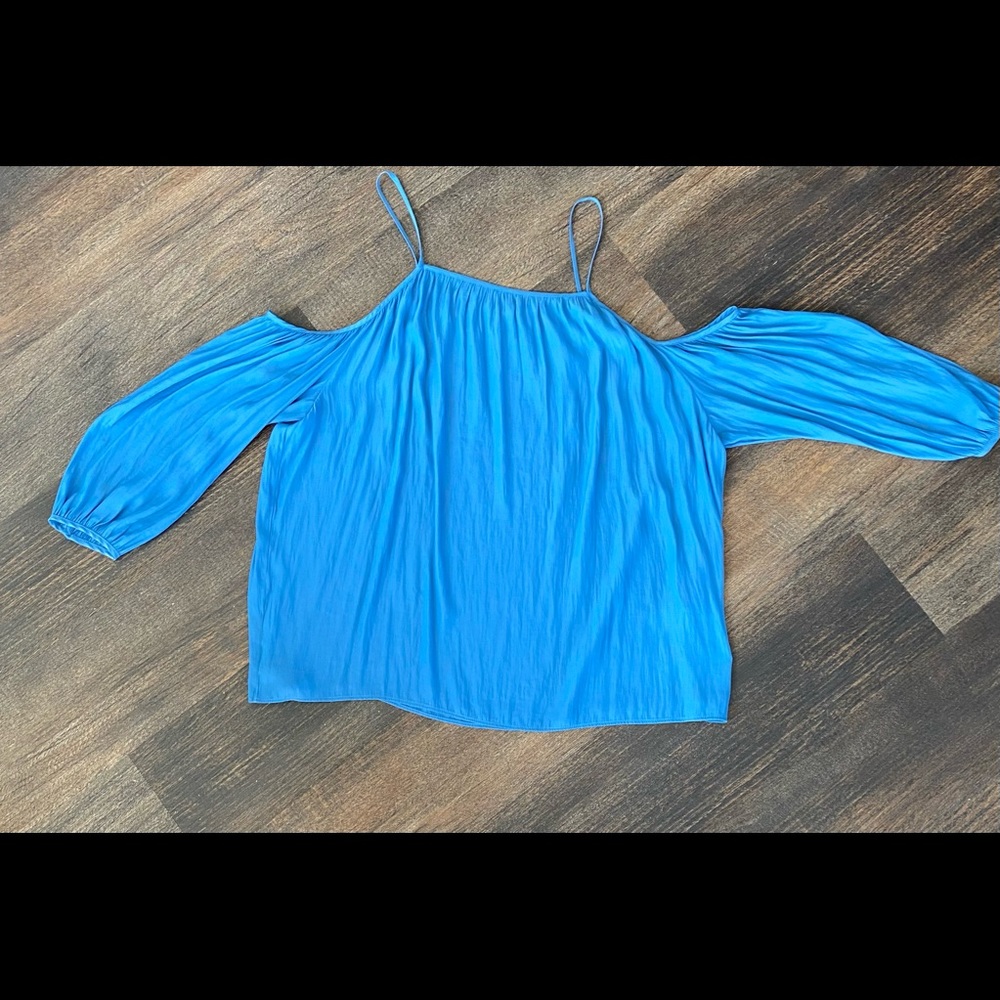 Shoulderless blouse